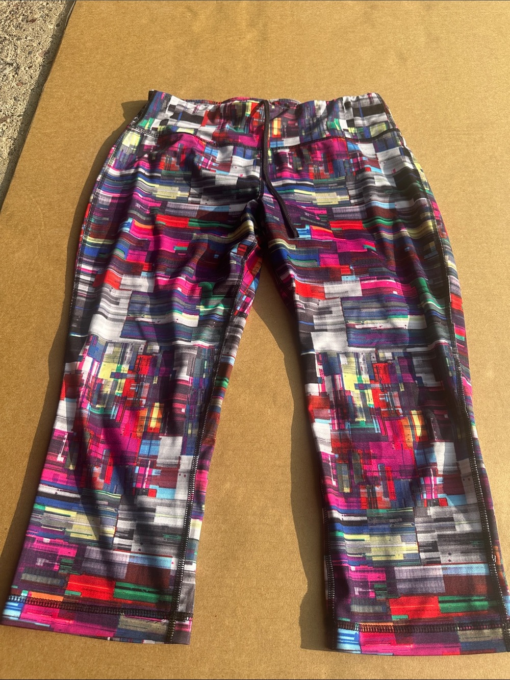 Danskin Multicolor Geo-Print Capri Leggings